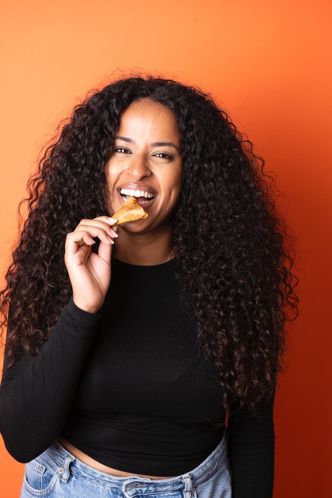 Fondatrice dégustant un sambussa